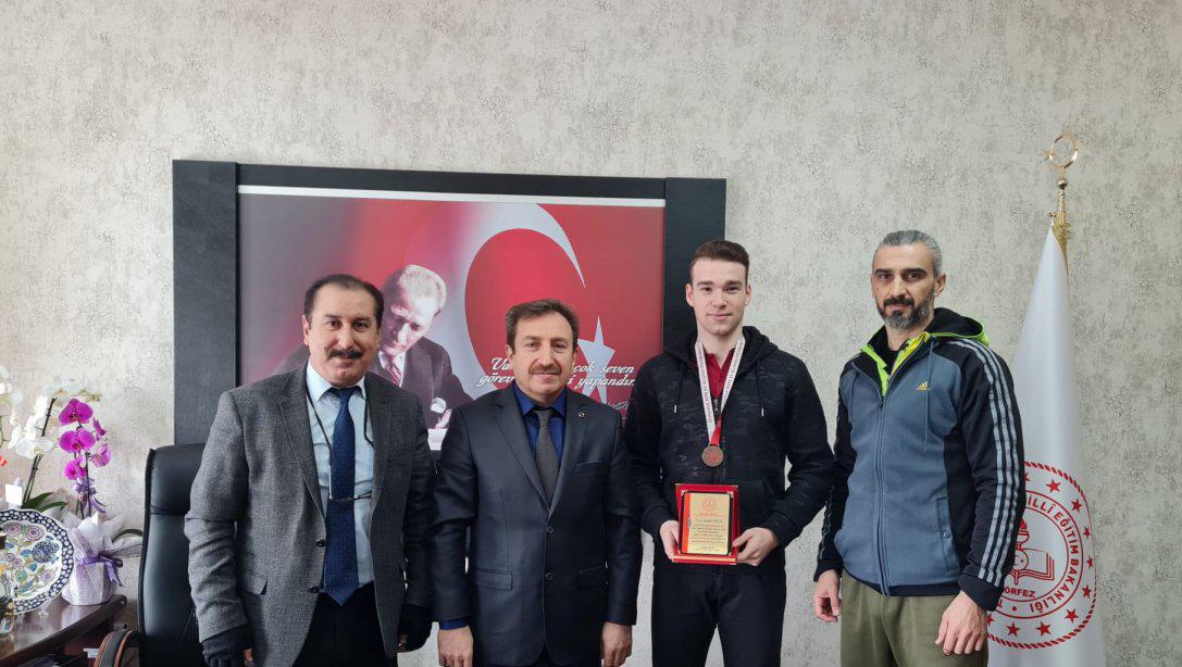  Oruç Reis Anadolu Lisesi Okul Sporları Karete Şampiyonasında Türkiye Üçüncüsü Oldu